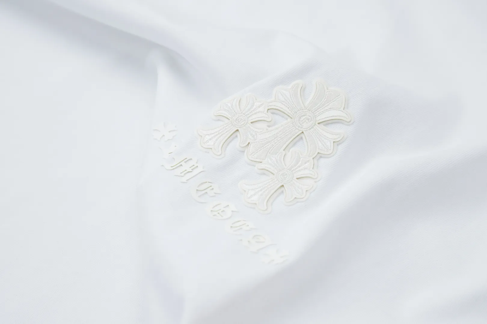 🅿️230 ✨CH✨🆕25SS Spring and Summer New Style Crow Heart✝Rack Logo Embroidered Short Sleeves Light luxury essential item for daily commuting for men and women Correct version Welcome to compare Detailed features · 260g 100% pure cotton double yarn jersey fabric · Custom dyed in the same cylinder, special thickened 32 count double-ply 1X1 thread · Double needle stitching and cross-stitching technology · Original main mark, washed tag, brand moisture-proof paper packaging Color: white/black/grey Size: S/M/L/XL
